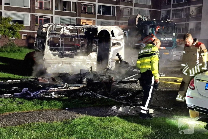 Caravans uitgebrand en auto's beschadigd, politie onderzoekt brandstichting