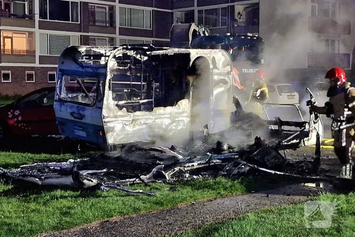Caravans uitgebrand en auto's beschadigd, politie onderzoekt brandstichting