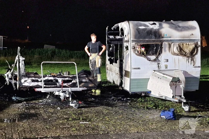 Caravans uitgebrand en auto's beschadigd, politie onderzoekt brandstichting