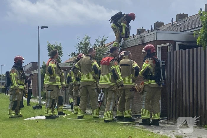 Brand in schuur snel onder controle