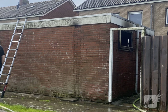 Brand in schuur snel onder controle