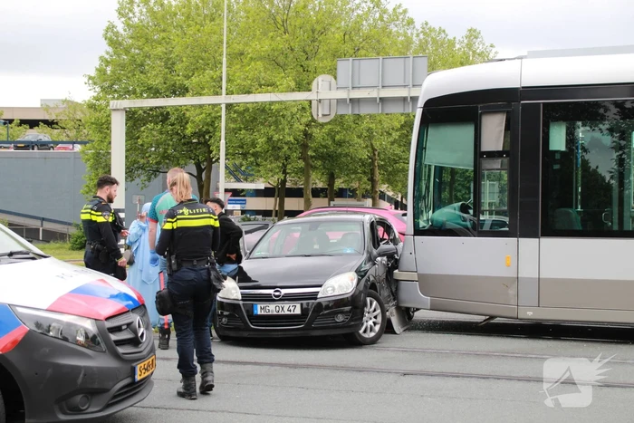Tram in botsing met personenauto