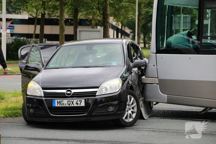 Tram in botsing met personenauto