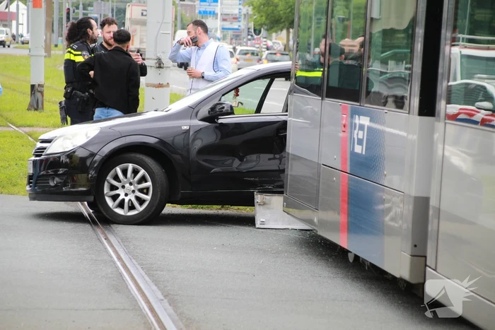Tram in botsing met personenauto