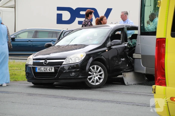 Tram in botsing met personenauto