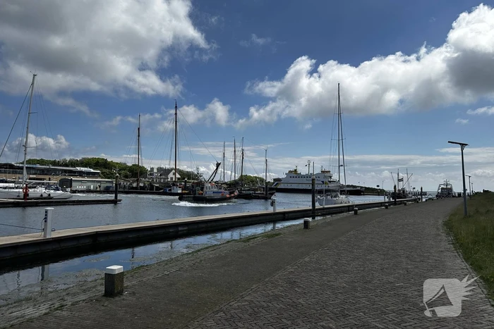Reddingsboot KNRM ingezet voor schip in nood bij pollendam