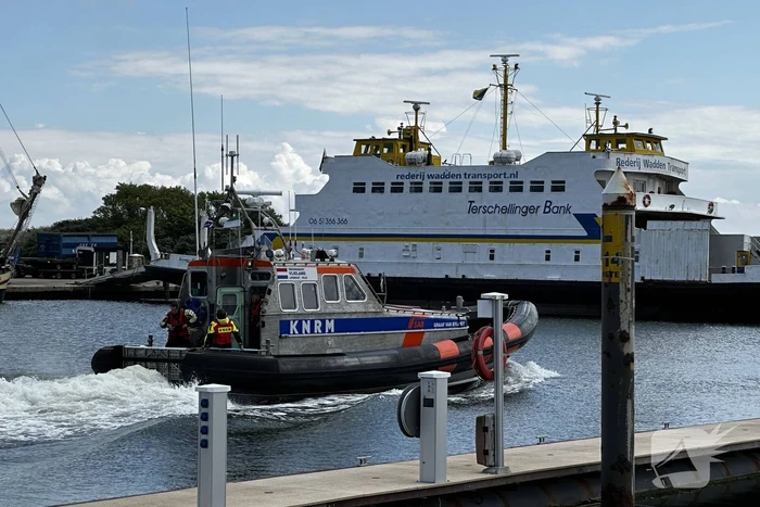 Reddingsboot KNRM ingezet voor schip in nood bij pollendam