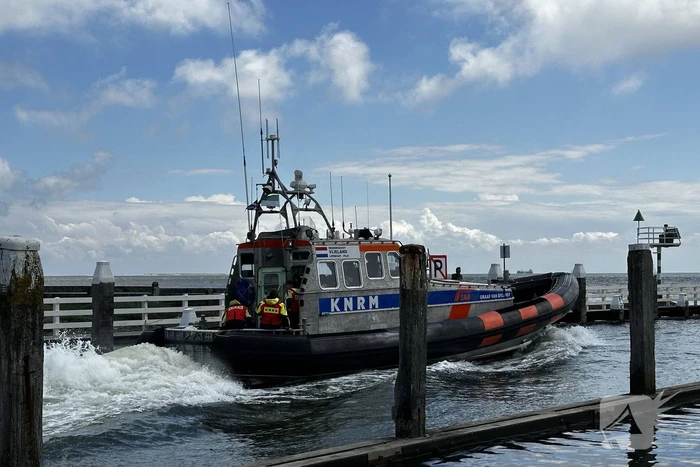 Reddingsboot KNRM ingezet voor schip in nood bij pollendam