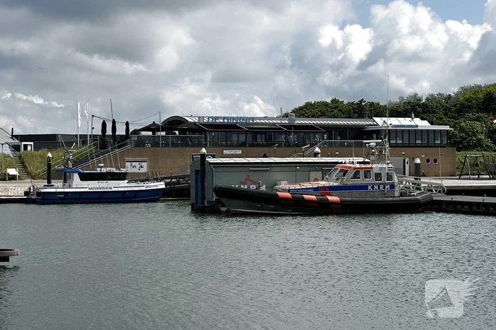 Reddingsboot KNRM ingezet voor schip in nood bij pollendam
