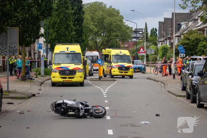 Twee zwaargewond bij aanrijding met motorscooter en fietsster