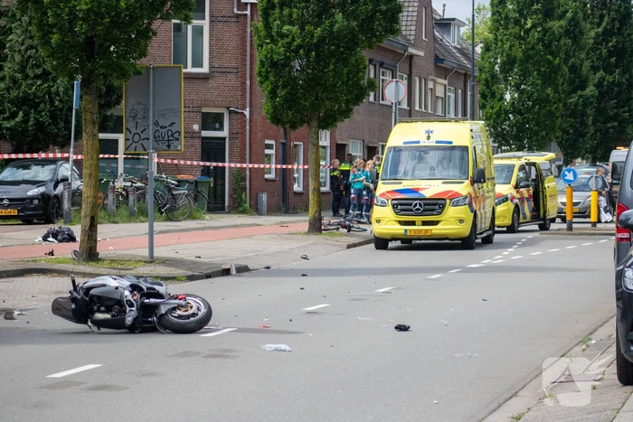 Twee zwaargewond bij aanrijding met motorscooter en fietsster