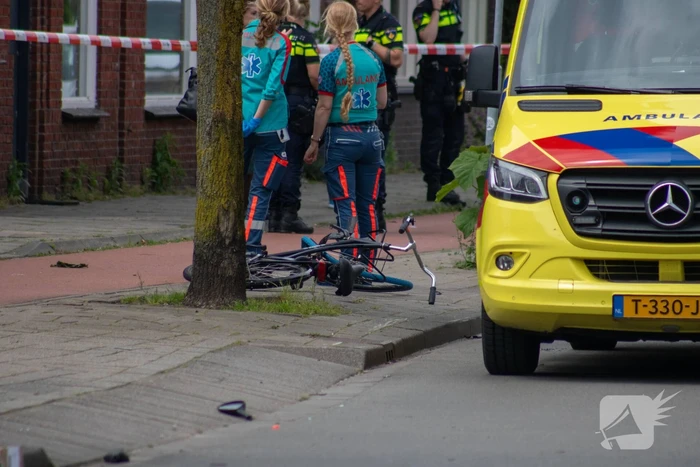 Twee zwaargewond bij aanrijding met motorscooter en fietsster