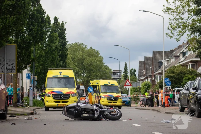 Twee zwaargewond bij aanrijding met motorscooter en fietsster