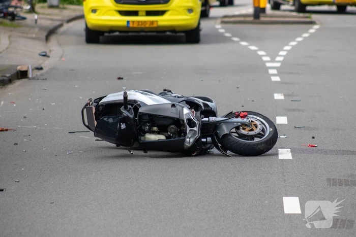 Twee zwaargewond bij aanrijding met motorscooter en fietsster