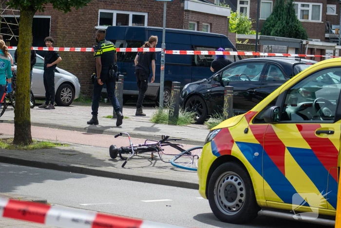 Twee zwaargewond bij aanrijding met motorscooter en fietsster