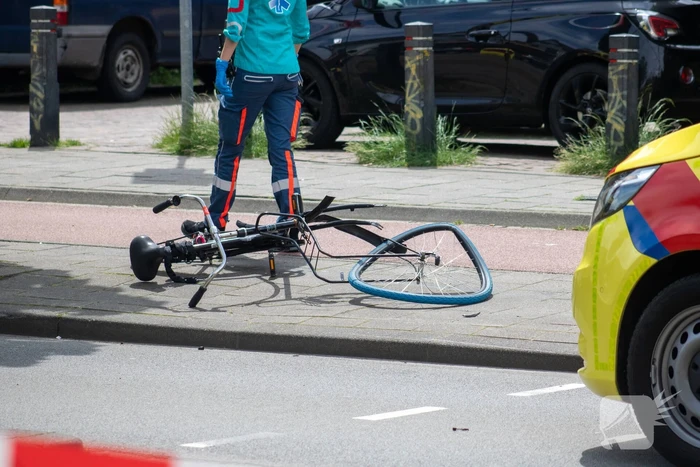 Twee zwaargewond bij aanrijding met motorscooter en fietsster