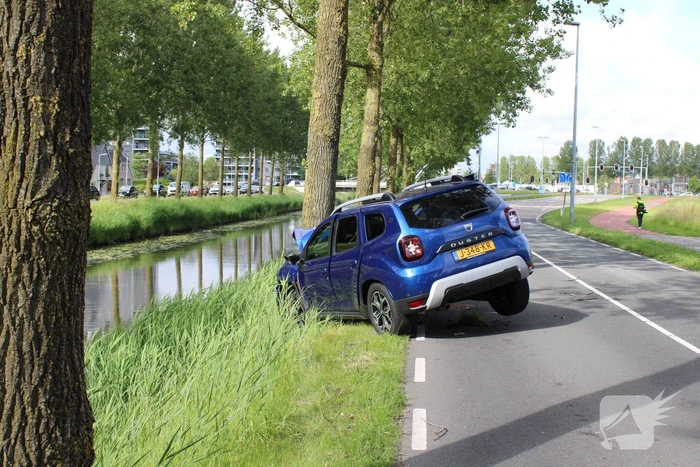 Automobiliste raakt onwel en komt tegen boom Tot stilstand