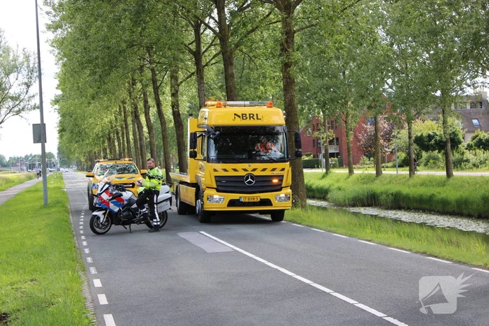 Automobiliste raakt onwel en komt tegen boom Tot stilstand