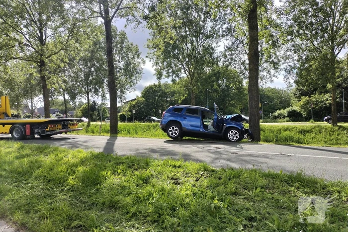 Automobiliste raakt onwel en komt tegen boom Tot stilstand
