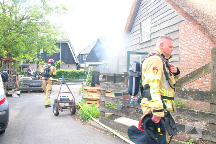 Heftruck in brand in bedrijfspand
