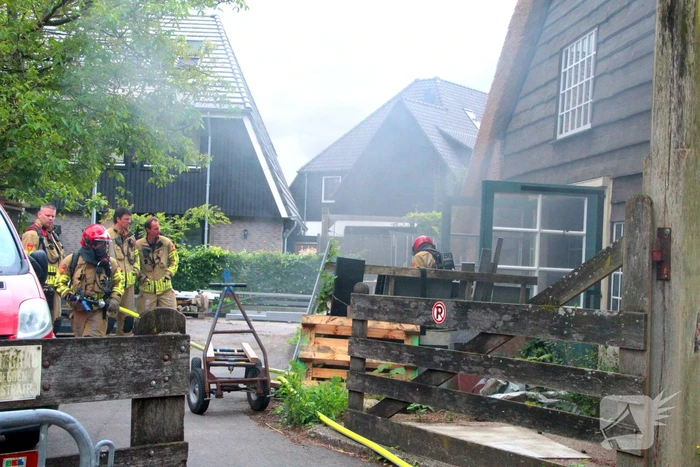 Heftruck in brand in bedrijfspand