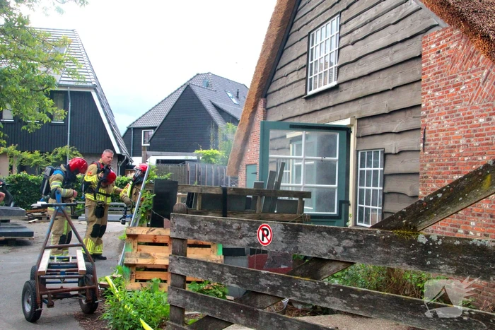 Heftruck in brand in bedrijfspand