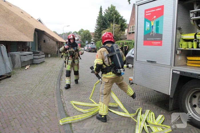 Heftruck in brand in bedrijfspand
