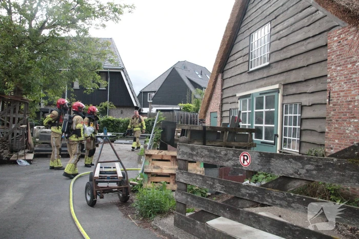 Heftruck in brand in bedrijfspand