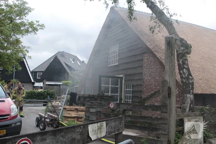 Heftruck in brand in bedrijfspand