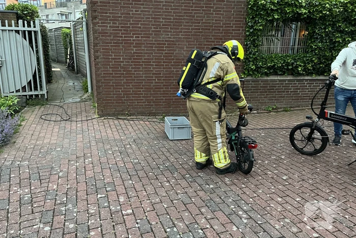 Accu van elektrische fiets vat vlam in schuur