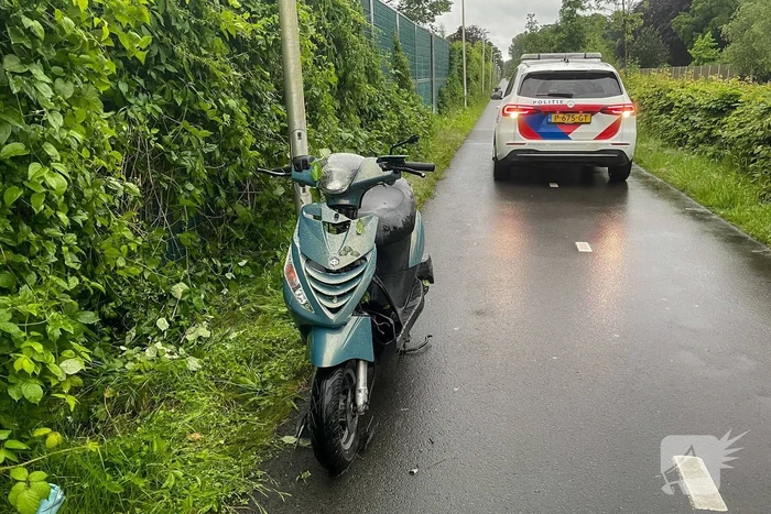 Scooterrijder raakt lantaarnpaal, opzittende gewond