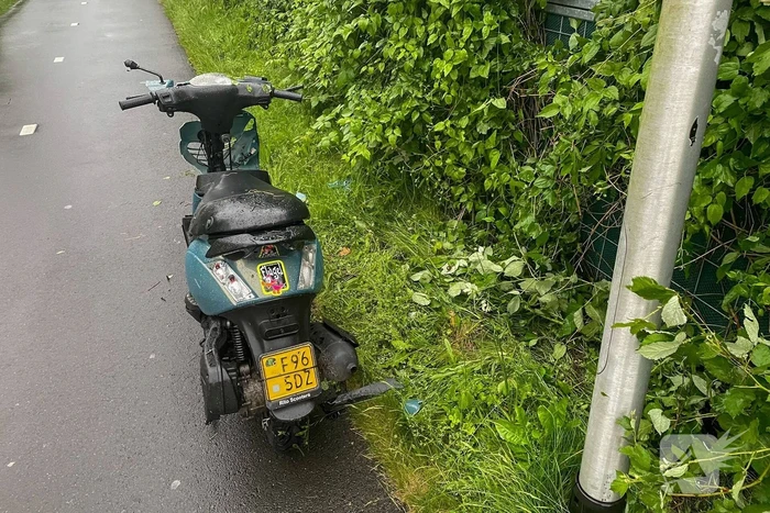 Scooterrijder raakt lantaarnpaal, opzittende gewond