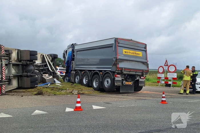 Vrachtwagen kantelt na botsing met andere vrachtwagen