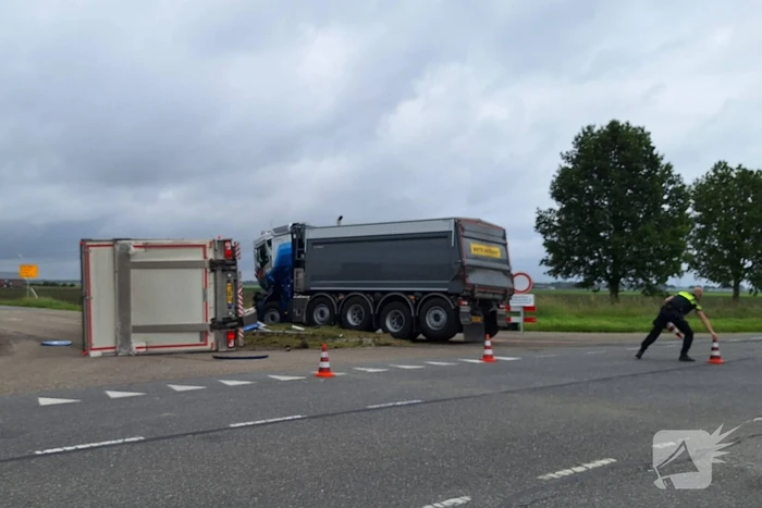 Vrachtwagen kantelt na botsing met andere vrachtwagen