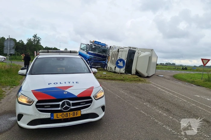Vrachtwagen kantelt na botsing met andere vrachtwagen