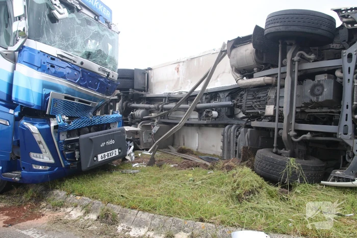 Vrachtwagen kantelt na botsing met andere vrachtwagen