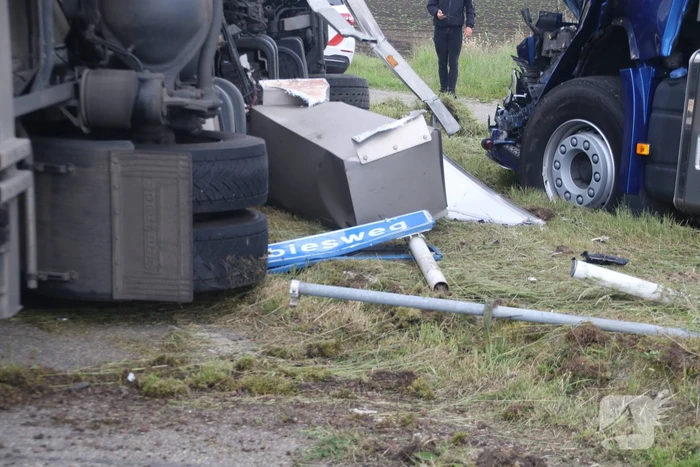Vrachtwagen kantelt na botsing met andere vrachtwagen