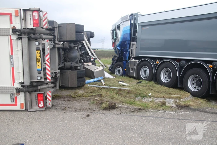 Vrachtwagen kantelt na botsing met andere vrachtwagen