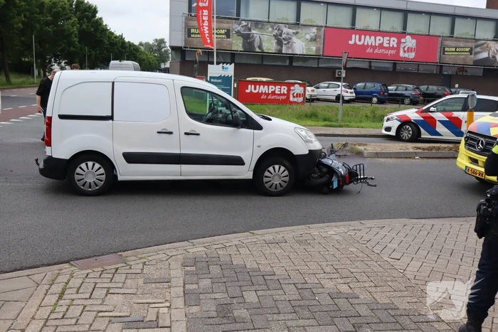 Bestuurder van brommer hard ten val na aanrijding bestelauto