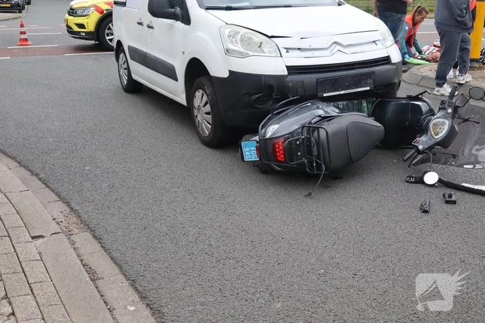 Bestuurder van brommer hard ten val na aanrijding bestelauto