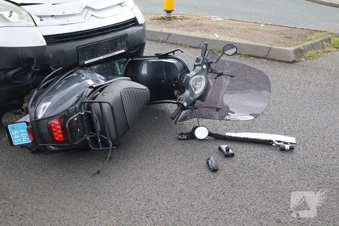 Bestuurder van brommer hard ten val na aanrijding bestelauto