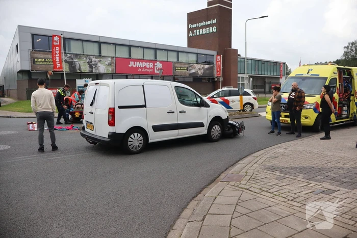 Bestuurder van brommer hard ten val na aanrijding bestelauto