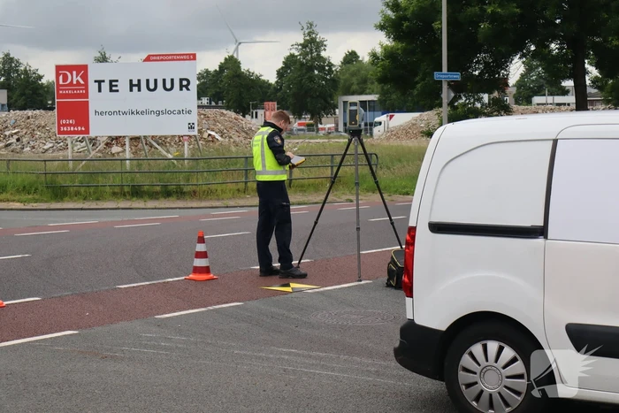 Bestuurder van brommer hard ten val na aanrijding bestelauto