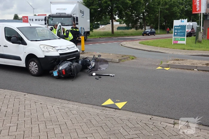Bestuurder van brommer hard ten val na aanrijding bestelauto