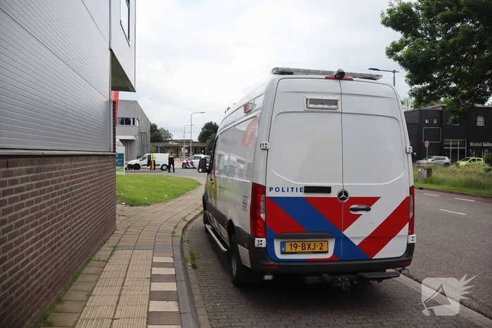 Bestuurder van brommer hard ten val na aanrijding bestelauto