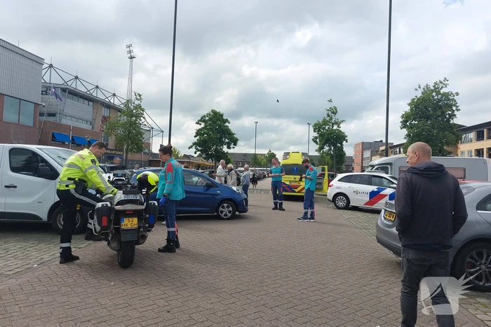 Bestuurder rijdt tegen geparkeerde auto's op parkeerplaats