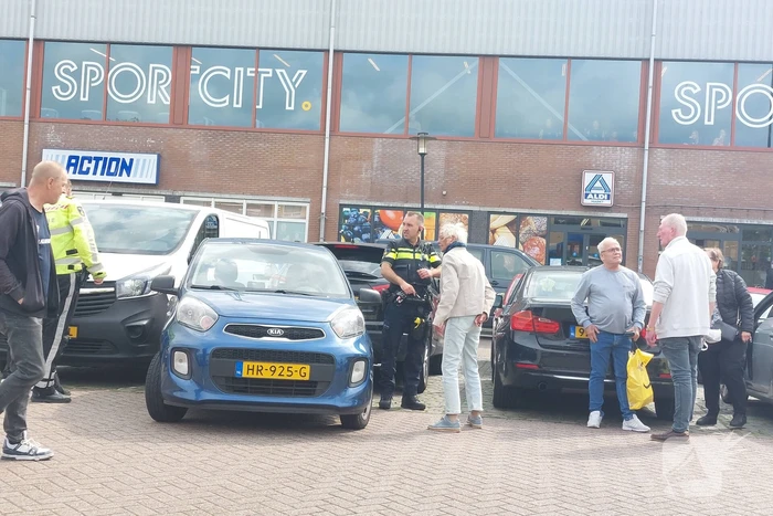 Bestuurder rijdt tegen geparkeerde auto's op parkeerplaats
