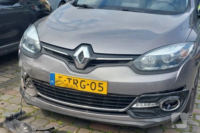 Bestuurder rijdt tegen geparkeerde auto's op parkeerplaats