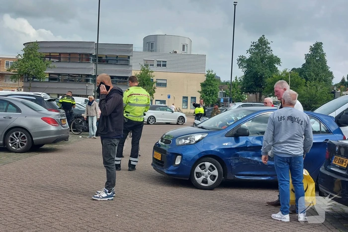 Bestuurder rijdt tegen geparkeerde auto's op parkeerplaats