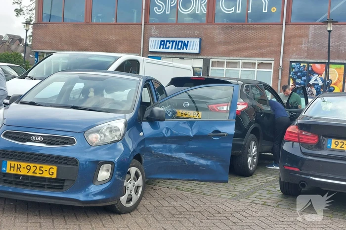 Bestuurder rijdt tegen geparkeerde auto's op parkeerplaats